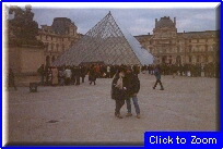Louvre - Roby e Raffa Davanti Ingresso.jpg